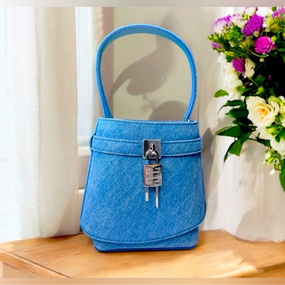 Stylish Blue Handbag GIVENCHY Denim
Shark Lock Bucket
Bag Medium Blue